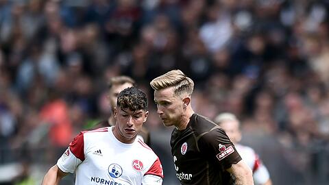 Johannes Eggestein (r) vom FC St. Pauli und Taylan Duman vom 1. FC Nürnberg kämpfen um den Ball.
