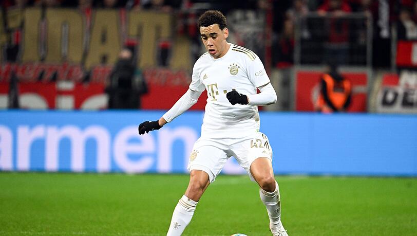 Bayerns Jamal Musiala spielt den Ball.