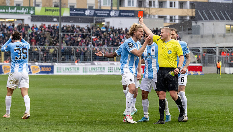Eine der Szenen des Spiels: Michael Glück (l.) fliegt in der zweiten Halbzeit vom Platz.