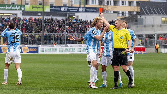 Eine der Szenen des Spiels: Michael Glück (l.) fliegt in der zweiten Halbzeit vom Platz.