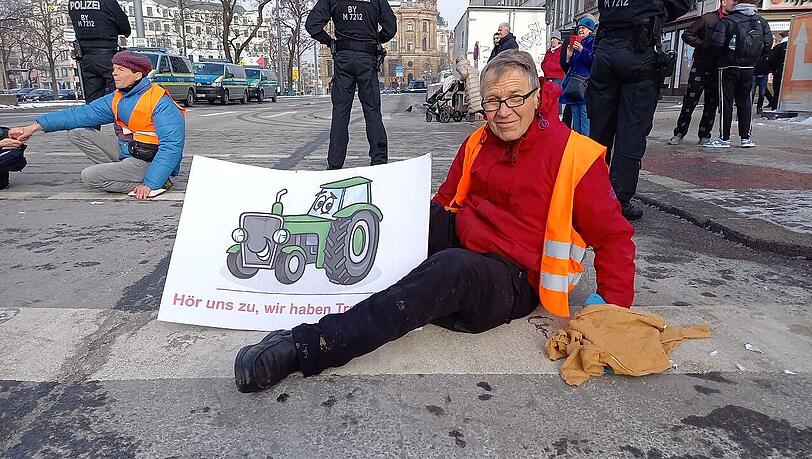 In verschiedenen deutschen Städten protestierten am Mittwoch Unterstützer der Gruppe Letzte Generation "gegen die ungenügende und sozial ungerechte Klimapolitik der Bundesregierung" – auch am Stachus in München.