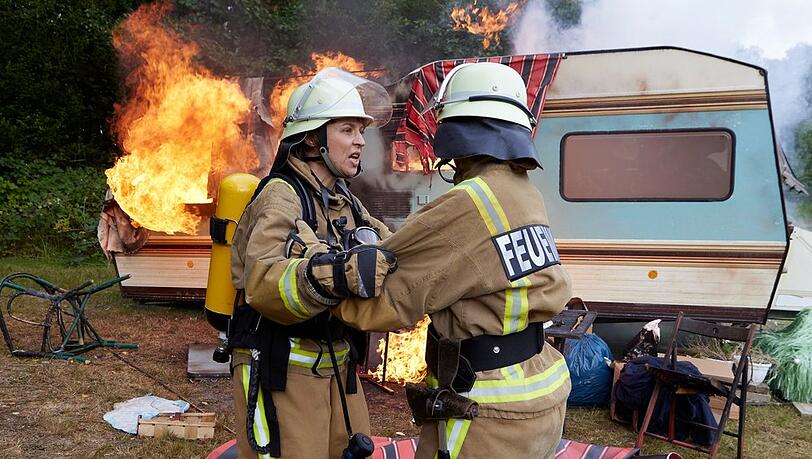 "Feuerwehrfrauen: Heim gesucht": Meike (Katja Danowski, l.) hält Anja (Nadja Becker) zurück, die  noch einmal zum Brandherd möchte.