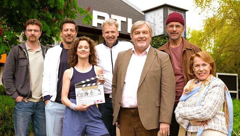 Das "Extrawurst"-Gruppenfoto zum Drehstart: Friedrich Mücke, Fahri Yardim, Anja Knauer, Marcus H. Rosenmüller, Hape Kerkeling, Christoph Maria Herbst und Gaby Dohm (v.l.n.r.).
