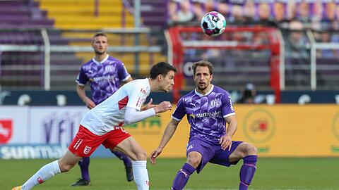 Sebastian Stolze (l) kehrt zum SSV Jahn zurück.