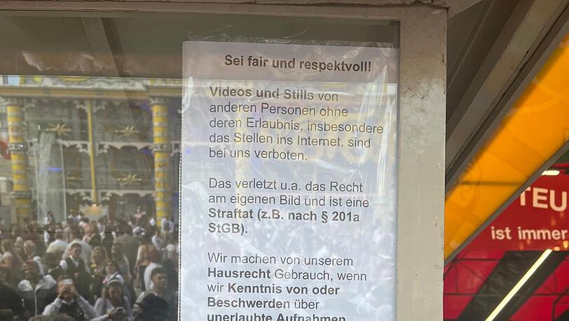 Vor dem Teufelsrad wird noch einmal explizit darauf hingewiesen, dass Upskirting eine Straftat ist.