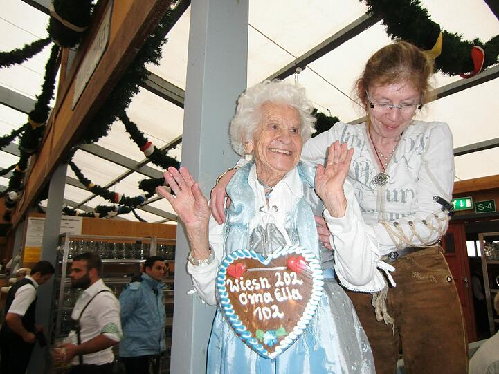 Mit Herzerl: Oma Ella ist 102