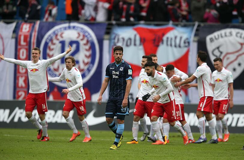 Ein enttäuschter Löwe inmitten jubelnder Bullen: Milos Degenek beim 1:2 in Leipzig.