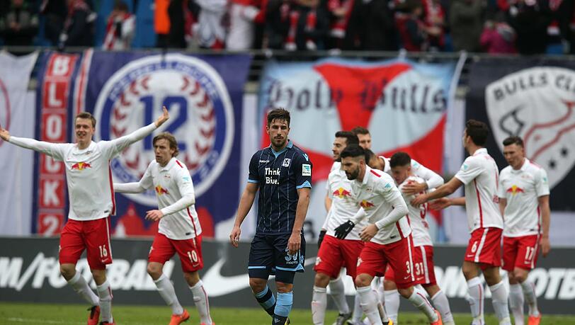 Ein enttäuschter Löwe inmitten jubelnder Bullen: Milos Degenek beim 1:2 in Leipzig. Ein enttäuschter Löwe inmitten jubelnder Bullen: Milos Degenek beim 1:2 in Leipzig.