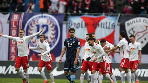 Ein enttäuschter Löwe inmitten jubelnder Bullen: Milos Degenek beim 1:2 in Leipzig.