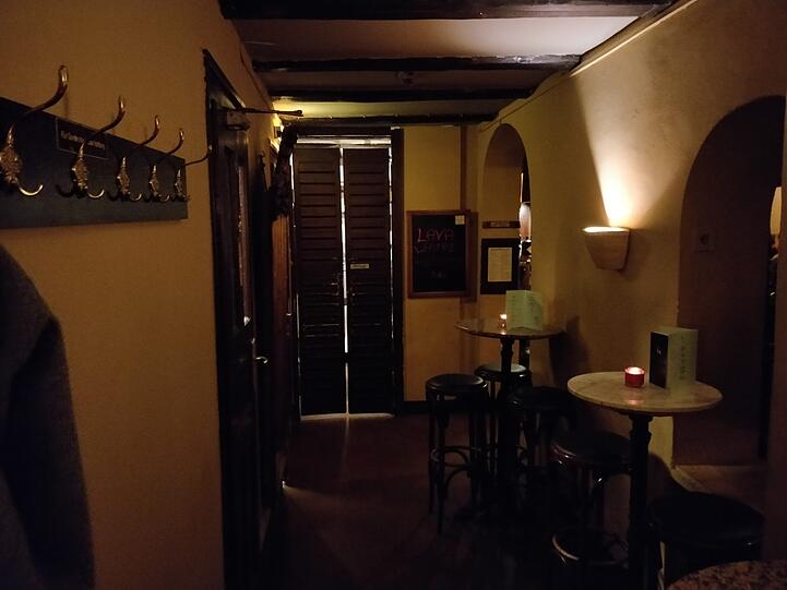 Hell ist es in der Bar nicht, das soll aber so sein.