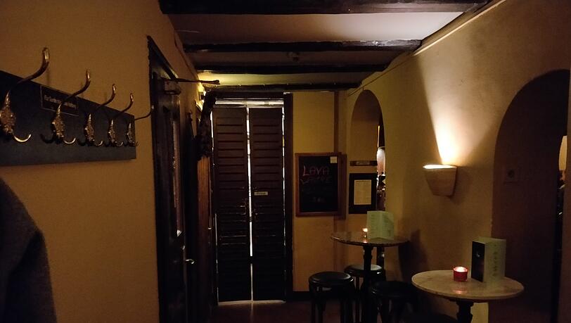 Hell ist es in der Bar nicht, das soll aber so sein. Hell ist es in der Bar nicht, das soll aber so sein.
