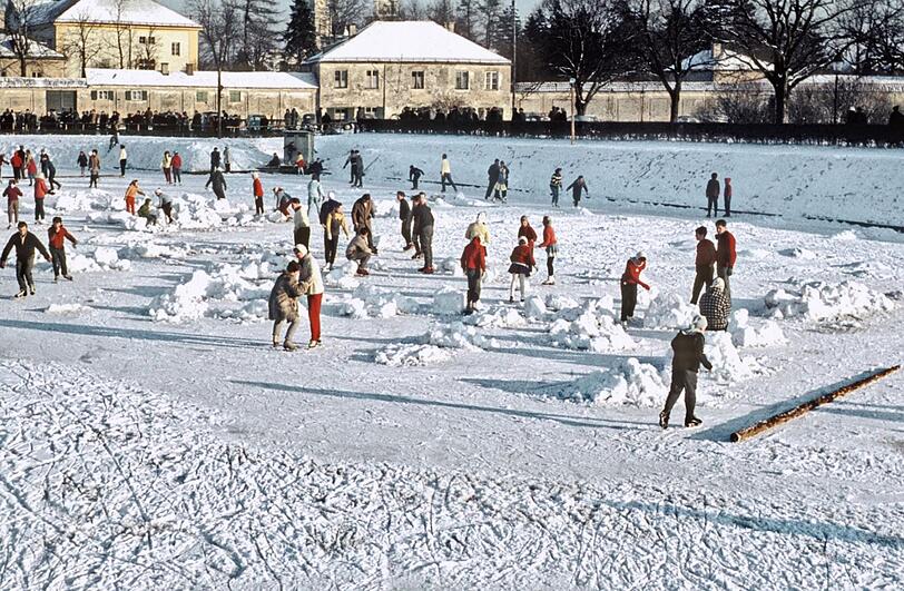 Ja, 1960 waren die Winter noch richtig kalt und war der Eislauf am Kanal vor dem westlichen Nymphenburger Schlossrondell noch Standard.