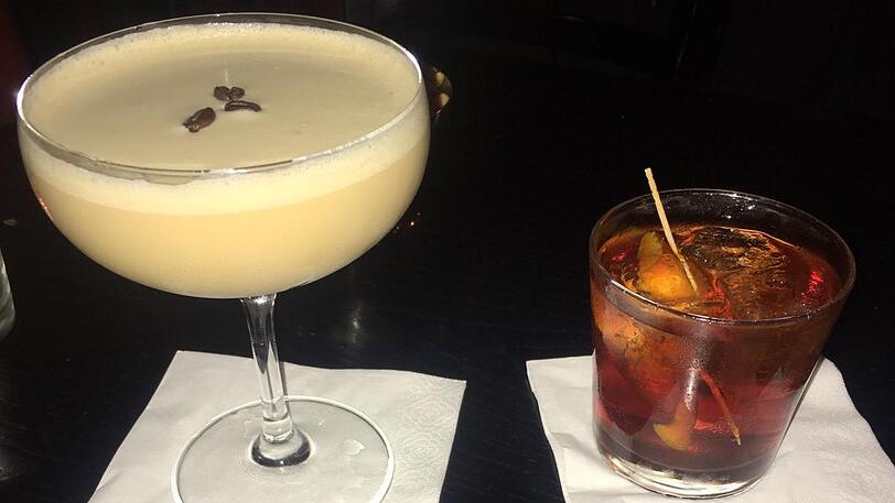 Den Lady Winter Killer (l.) gibt es für 11 Euro, wer einen Old fashioned will, zahlt weniger.