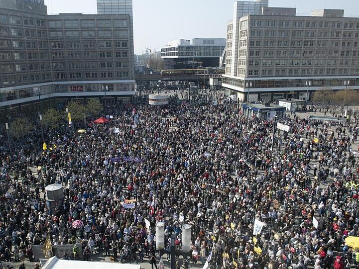 Auf dem Alexanderplatz in Berlin haben sich einige tausend Menschen versammelt, um gegen steigende Mieten zu protestieren.