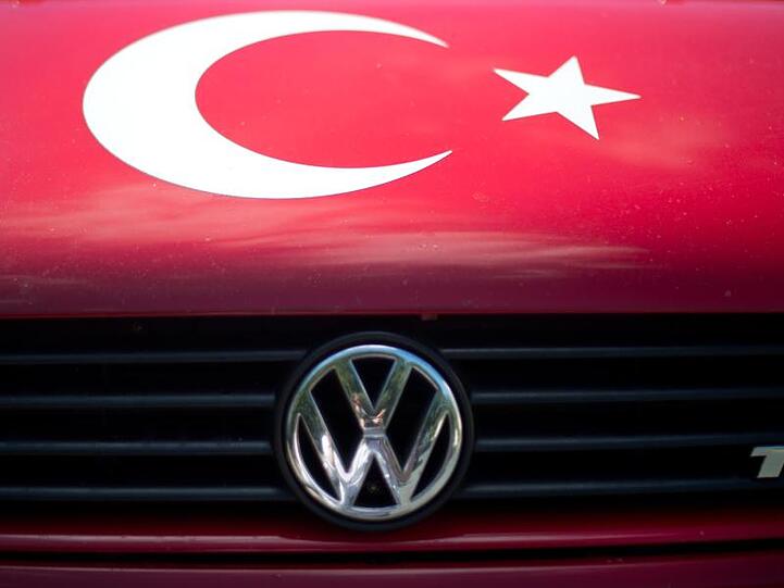 Angesichts der Militäroffensive der Türkei in Nordsyrien hängt nun ein Fragezeichen über einem geplanten VW-Werk nahe Izmir.