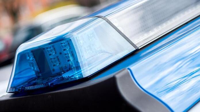 Das Blaulicht an einem Einsatzwagen der Polizei.
