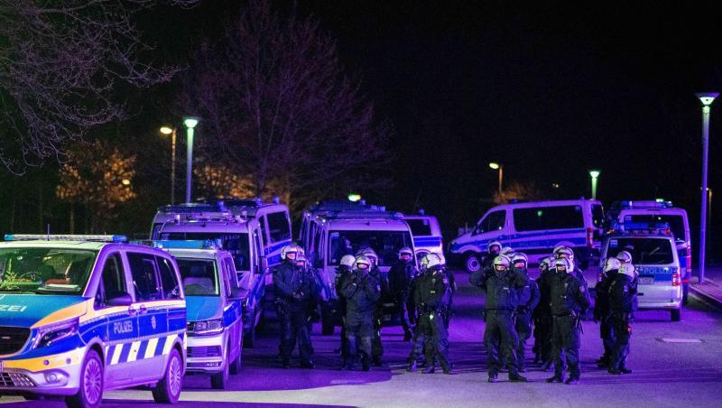 Polizeibeamte im Einsatz vor der Veltins-Arena, nachdem Spieler nach der Rückkehr mit "massiven Aggressionen" konfrontiert wurden.