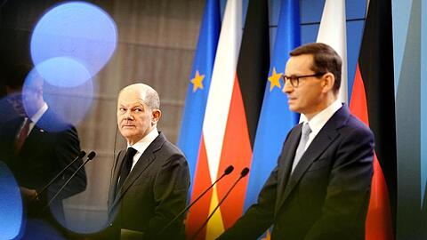 Bundeskanzler Olaf Scholz und der polnische Ministerprasident Mateusz Morawiecki geben nach ihrem Gespräch eine Pressekonferenz.