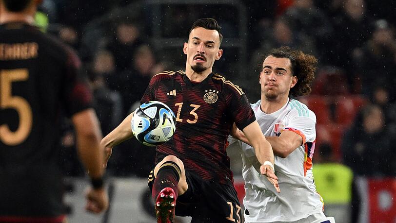 Deutschlands Mergim Berisha (l) und Belgiens Arthur Theate kämpfen um den Ball.