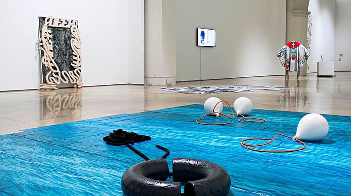 Im Vordergrund Judith Adelmanns Boden-Installation aus der Serie "Oh Buoy".