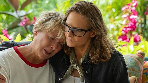 Annette Bening (l.) und Jodie Foster in "Nyad".