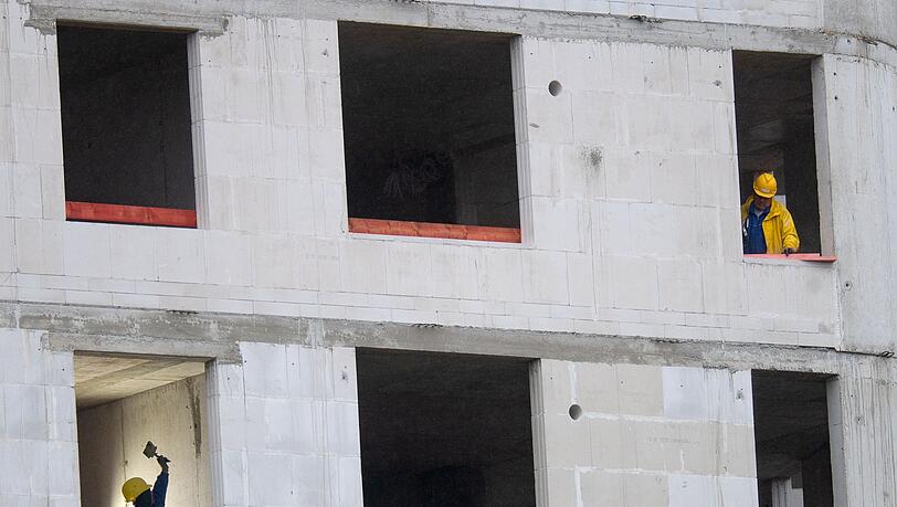 Die bayerischen Grünen wollen mit zusätzlichem Geld und Steuerreformen den Wohnungsbau im Freistaat ankurbeln. (Symbolbild)