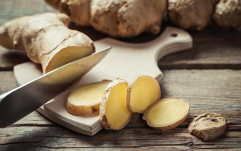 Auch Ingwer wirkt sich vielfältig positiv auf die Gesundheit aus. Das scharfe Wurzelgemüse aus Asien regt zum Beispiel die Durchblutung und die Produktion von Verdauungssäften an, was die Verdauung erleichtert und Blähungen sowie andere Verdauungsbeschwerden lindert. Auch eine antibakterielle Wirkung wird ihm zugeschrieben. Einen ähnlichen Effekt hat Kurkuma. Auch Ingwer wirkt sich vielfältig positiv auf die Gesundheit aus. Das scharfe Wurzelgemüse aus Asien regt zum Beispiel die Durchblutung und die Produktion von Verdauungssäften an, was die Verdauung erleichtert und Blähungen sowie andere Verdauungsbeschwerden lindert. Auch eine antibakterielle Wirkung wird ihm zugeschrieben. Einen ähnlichen Effekt hat Kurkuma.