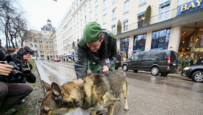 Sicherheitskonferenz in München: Kontrollen der Polizei rund um den Bayerischen Hof. Sicherheitskonferenz in München: Kontrollen der Polizei rund um den Bayerischen Hof.
