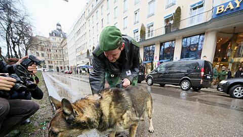 Sicherheitskonferenz in München: Kontrollen der Polizei rund um den Bayerischen Hof.