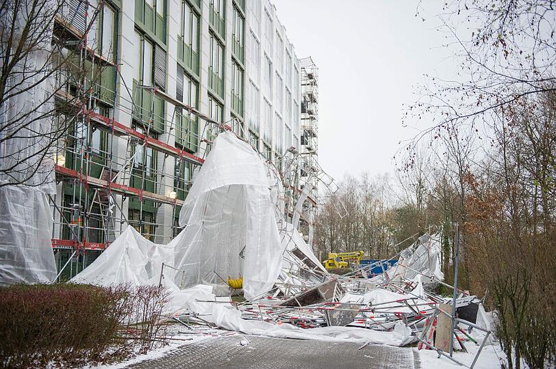 Durch eine Orkanböe krachte ein Gerüst in Taufkirchen zusammen
