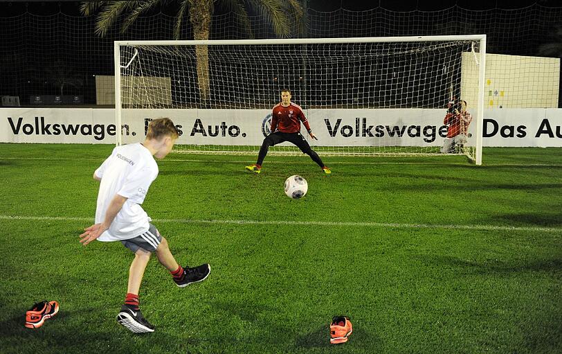 Spaß im Trainingslager: Kinder treten gegen Manuel Neuer im Elfmeterschießen an.