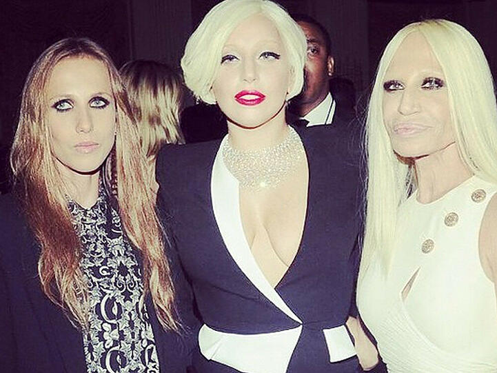 Lady Gaga (mitte) mit Allegra Versace (links) und Donatella Versace