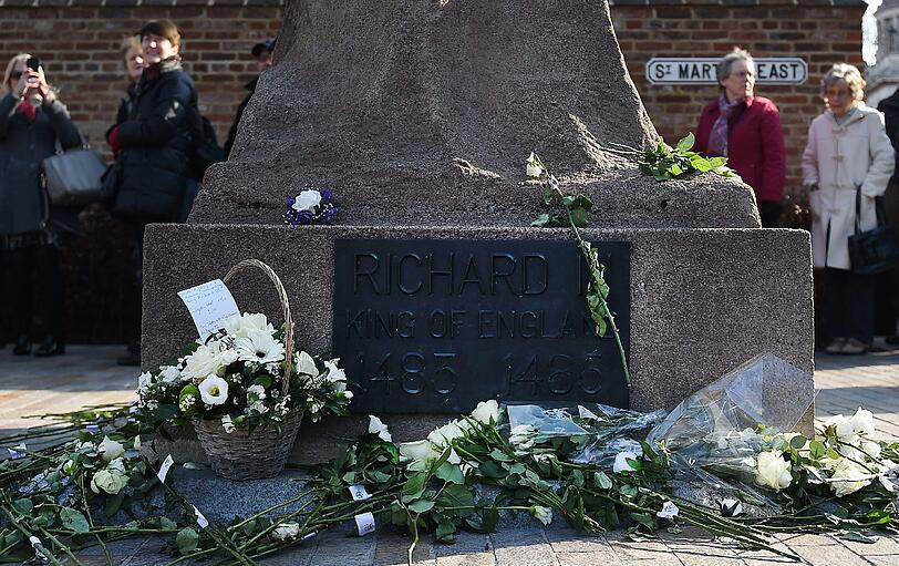 Der in der Kathedrale von Leicester aufgebahrte Sarg des früheren Königs Richard III. ist zum Publikumsmagneten geworden.