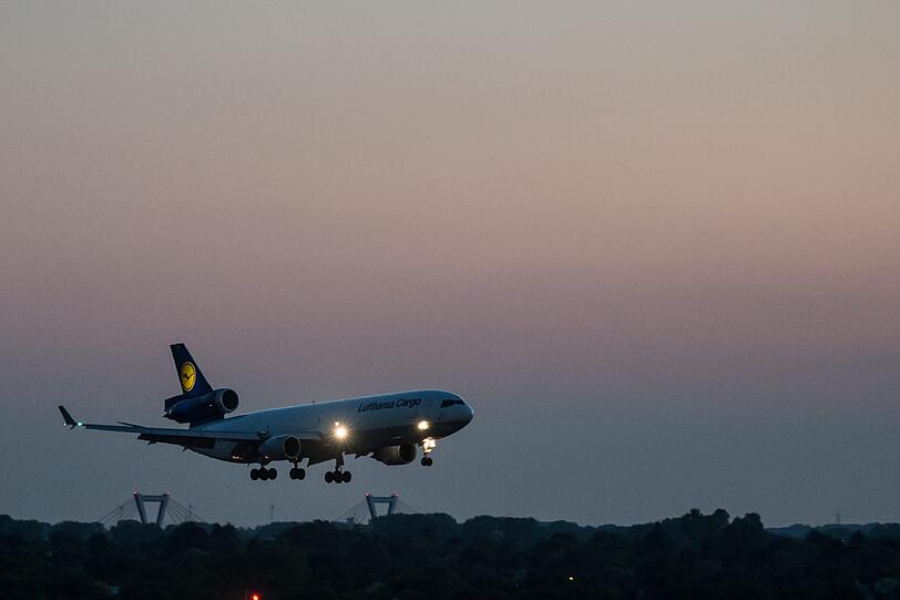 Am Dienstagabend ist eine Sondermaschine mit 44 Opfern der Germanwings-Katastrophe in Düsseldorf gelandet.