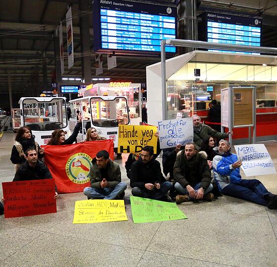 Politische Aktion am Münchner Hauptbahnhof gegen die Erdogan-Politik. Die Bilder!