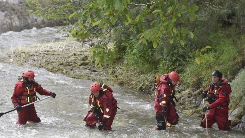 Polizisten und Feuerwehrmänner suchen im Fluss Osablaha nach einer verunglückten Frau. Polizisten und Feuerwehrmänner suchen im Fluss Osablaha nach einer verunglückten Frau.