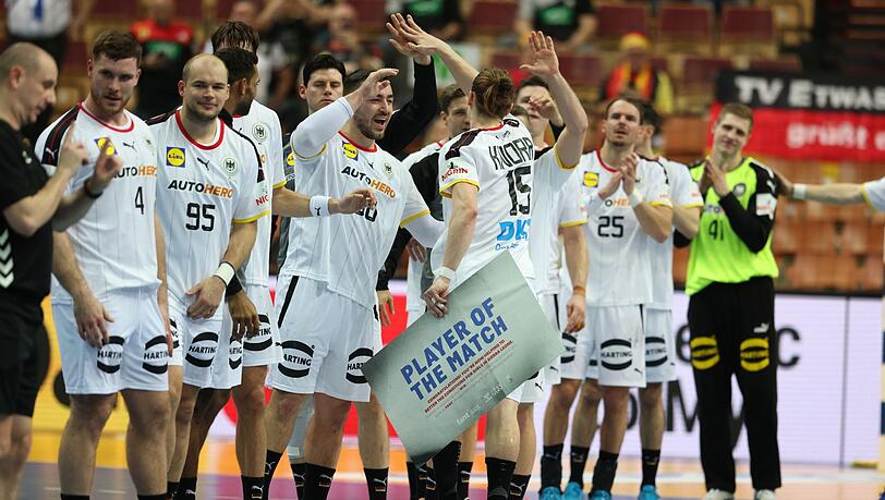 Die deutschen Handballer jubeln nach dem Sieg gegen Katar.