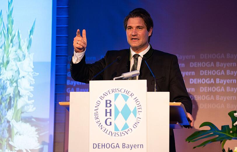 Der Landesgeschäftsführer der DEHOGA Bayern (Deutscher Hotel- und Gaststättenverband), Thomas Geppert, hält eine Rede. Der Umsatz in der Gastronomie sei in vielen Fällen noch passabel, sagt er, "aber der Ertrag ist angeschlagen".
