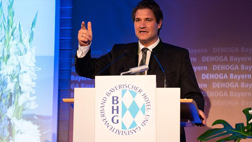 Der Landesgeschäftsführer der DEHOGA Bayern (Deutscher Hotel- und Gaststättenverband), Thomas Geppert, hält eine Rede. Der Umsatz in der Gastronomie sei in vielen Fällen noch passabel, sagt er, "aber der Ertrag ist angeschlagen". Der Landesgeschäftsführer der DEHOGA Bayern (Deutscher Hotel- und Gaststättenverband), Thomas Geppert, hält eine Rede. Der Umsatz in der Gastronomie sei in vielen Fällen noch passabel, sagt er, "aber der Ertrag ist angeschlagen".