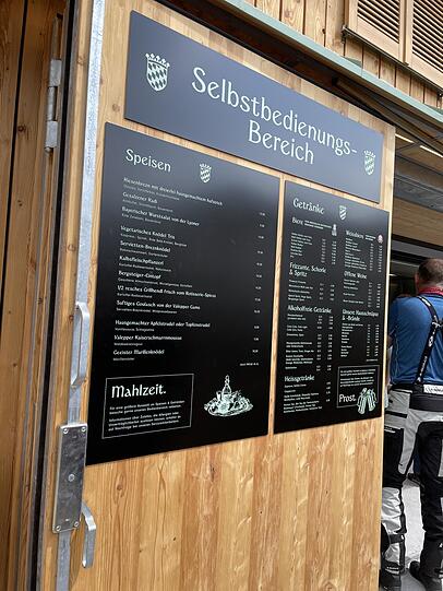 Die Speisekarte im Selbstbedienungsbereich. Die Speisekarte im Selbstbedienungsbereich.