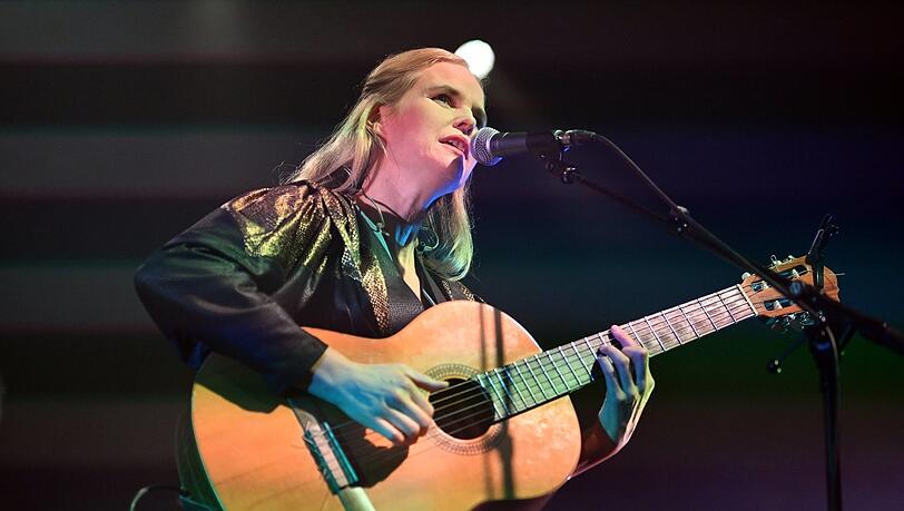 S&auml;ngerin und Gitarristin DOTA bei ihrem Konzert in der Muffathalle.