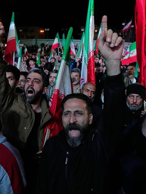 Regierungsanh&auml;nger feiern nach der Ank&uuml;ndigung der Waffenruhe in Teheran.