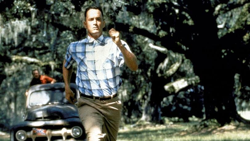 Forrest (Tom Hanks) l&auml;uft schneller als seine Verfolger.