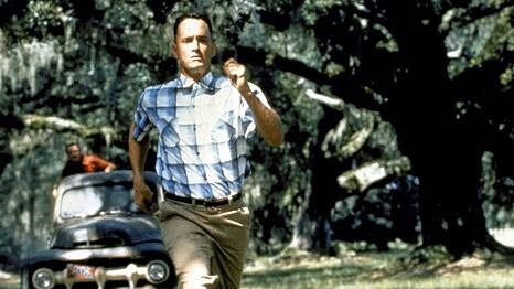 Forrest (Tom Hanks) l&auml;uft schneller als seine Verfolger.