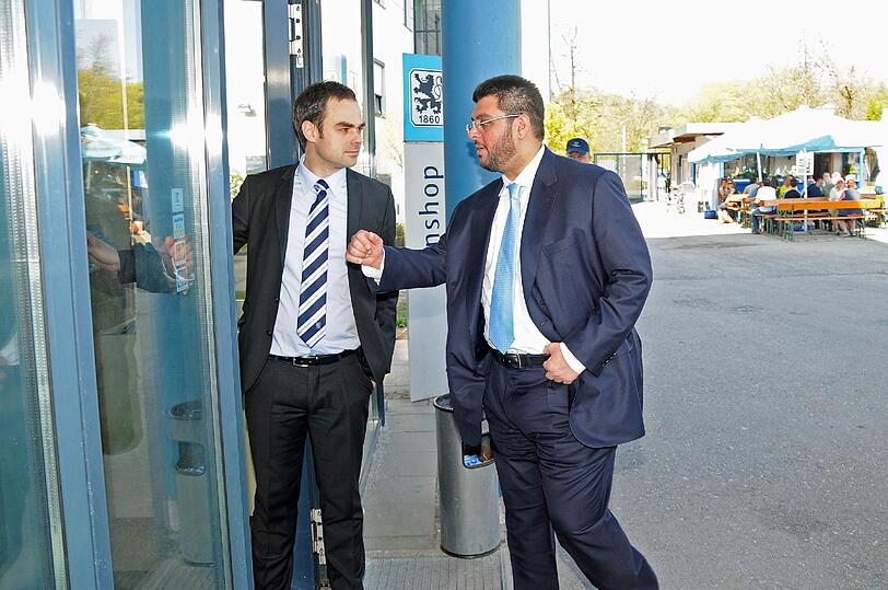 Robert Schäfer zeigt Ismaik den Fanshop. Präsident Schneider schenkt dem Jordanier einen Löwen-Osterhasen für dessen kleine Tochter.