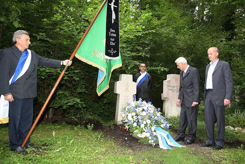 Kranzniederlegung für das älteste Löwenmitglied Fritz Gress durch Präsident Dieter Schneider und  Fussballabteilungsleiter Robert Reisinger am Sollner Waldfriedhof. Die Bilder