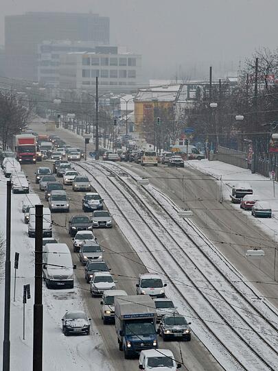 In und um München gab es am Dienstag bereits in den frühen Morgenstunden Stau...