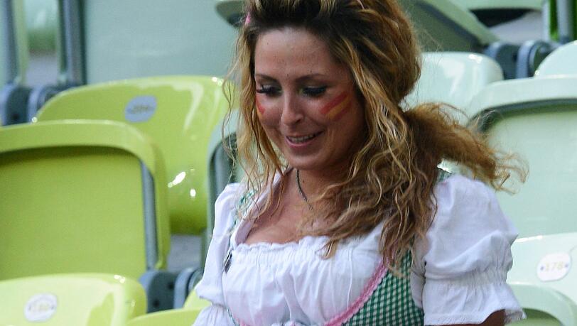 Einen sexy Auftritt legte diese Spanien-Anhängerin hin. Das Kleid fliegt vor lauter Freude hoch - der heiße Strip-Jubel!