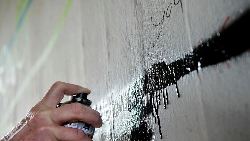 Zwei 21 jährige Sprayer wurden festgenommen(Symbolbild) Zwei 21 jährige Sprayer wurden festgenommen(Symbolbild)