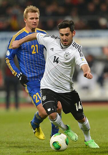 ILKAY GÜNDOGAN NOTE 2: Der Schweinsteiger-Vertreter mit Pech bei seinem Volleyschuss an den Innenpfosten (21.). Mit Mittelstürmer-Qualitäten beim 3:0 (31.). Starker Auftritt.